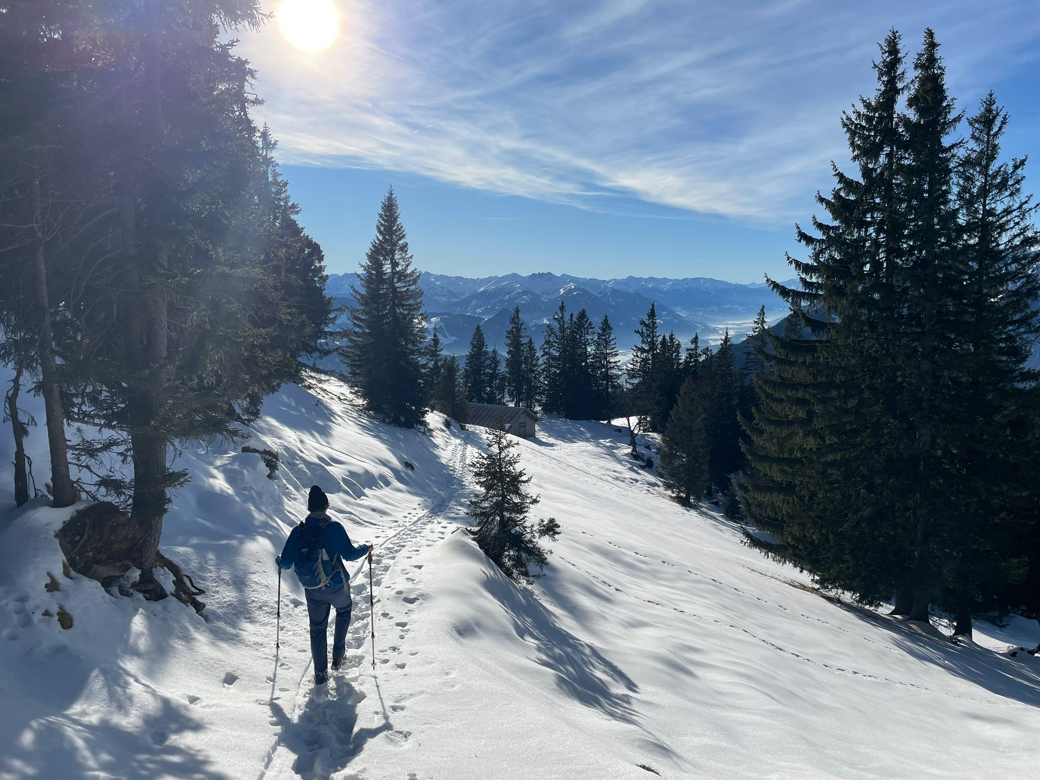 Dieses Bild zeigt Kai Greupner beim Wandern in den österreichischen Alpen. Symbolisch könnte dies für den Aufbruch ins Webdesign-Jahr 2025 gesehen werden.